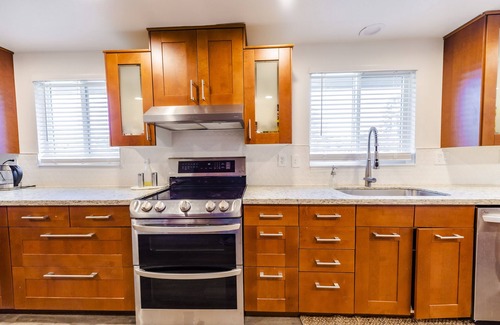 Marylhurst Casa | Beautiful like new home with a large hot tub in a quiet neighborhood on Acreage.