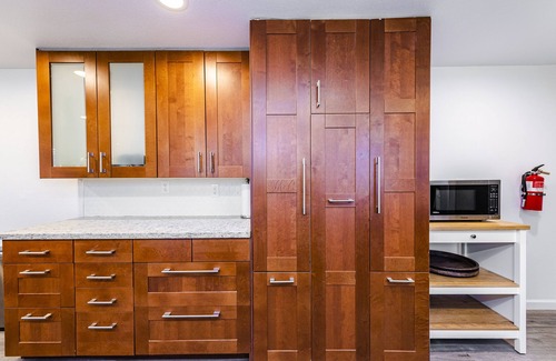 Marylhurst Casa | Beautiful like new home with a large hot tub in a quiet neighborhood on Acreage.