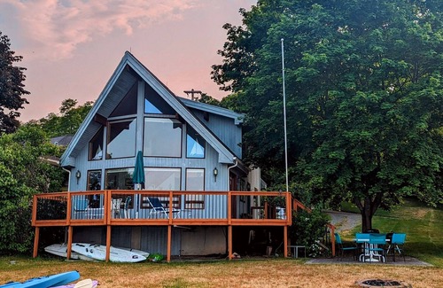 Penn Yan Casa | Beautiful Lindal Cedar Lakefront Retreat on Keuka Lake