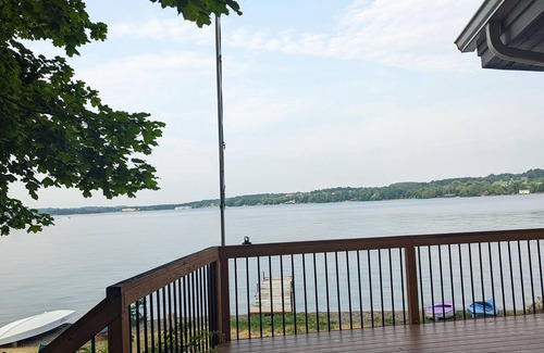 Penn Yan Casa | Beautiful Lindal Cedar Lakefront Retreat on Keuka Lake