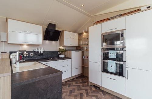 Sheerness Casa | Beautiful lodge - stunning sea views, dog friendly