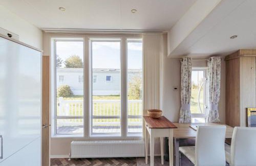 Sheerness Casa | Beautiful lodge - stunning sea views, dog friendly