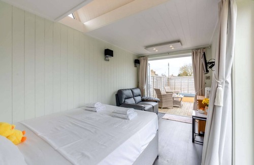 Bretforton Cabaña | Beautiful lodge with hot tub - Alstroemeria