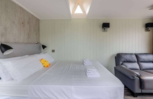 Bretforton Cabaña | Beautiful lodge with hot tub - Alstroemeria