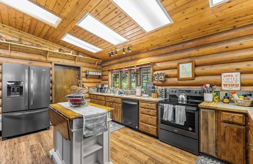 White Bird Casa | Beautiful LOG 3-bedroom house with WiFi, AC in pleasant White Bird