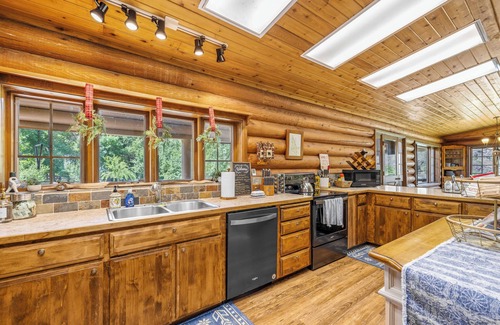 White Bird Casa | Beautiful LOG 3-bedroom house with WiFi, AC in pleasant White Bird