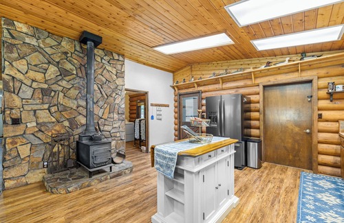 White Bird Casa | Beautiful LOG 3-bedroom house with WiFi, AC in pleasant White Bird