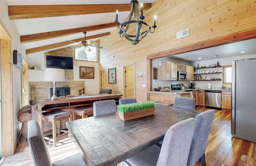 Ruidoso Cabina | Beautiful log cabin high above the Rio Ruidoso River. The Log & Order Cabin.