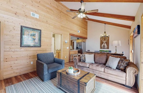 Ruidoso Cabina | Beautiful log cabin high above the Rio Ruidoso River. The Log & Order Cabin.