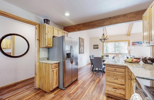Ruidoso Cabina | Beautiful log cabin high above the Rio Ruidoso River. The Log & Order Cabin.