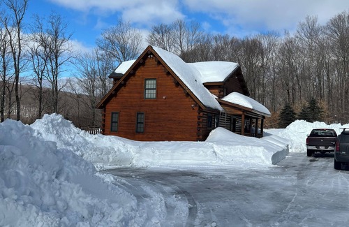 West Dover Casa | Beautiful Log Cabin Home