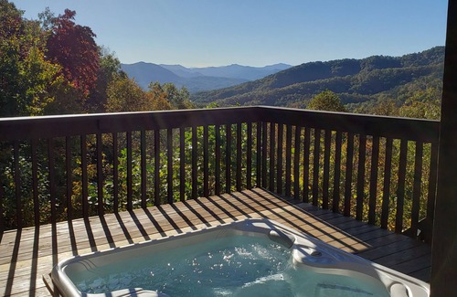 Bryson City Cabina | Hermosa cabaña de troncos, configuración privada, wifi, bañera de hidromasaje, impresionantes vistas