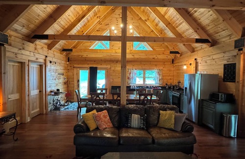 Maysel Cabina | Beautiful Log cabin, River side, dual fire places, breathtaking views, WiFi