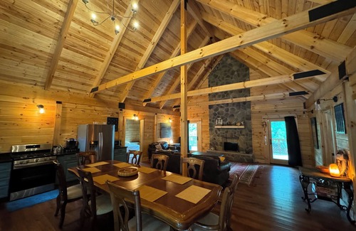 Maysel Cabina | Beautiful Log cabin, River side, dual fire places, breathtaking views, WiFi