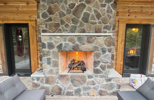 Maysel Cabina | Beautiful Log cabin, River side, dual fire places, breathtaking views, WiFi