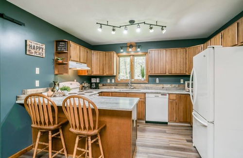 Bloomfield Cabina | Beautiful Log Cabin Tucked Away on 5 Acres