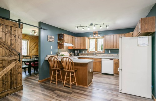 Bloomfield Cabina | Beautiful Log Cabin Tucked Away on 5 Acres
