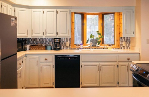 Suttons Bay Casa | Beautiful Log Cabin on the Bay!