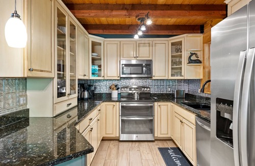 Massanutten Cabina | Beautiful LOG HOME-Poker & Pool Table, Xbox, Firepit,Jacuzzi tub,Week Specials!