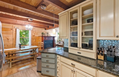 Massanutten Cabina | Beautiful LOG HOME-Poker & Pool Table, Xbox, Firepit,Jacuzzi tub,Week Specials!