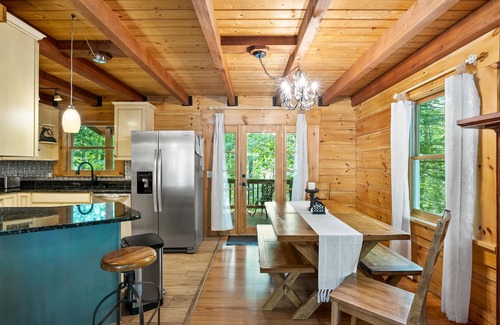 Massanutten Cabina | Beautiful LOG HOME-Poker & Pool Table, Xbox, Firepit,Jacuzzi tub,Week Specials!