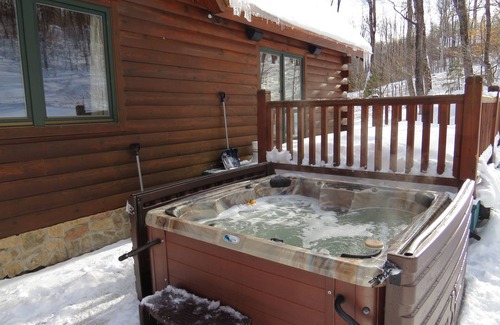 West Dover Cabina | Hermosa casa de madera cerca del monte Nieve con bañera de hidromasaje y sauna.
