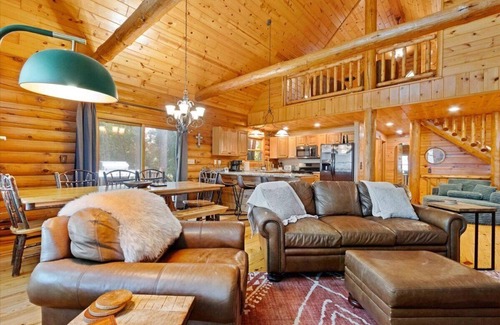 Big Bay Casa | BEAUTIFUL LOG HOME ON THE WESTERN SHORES OF LAKE PETENWELL