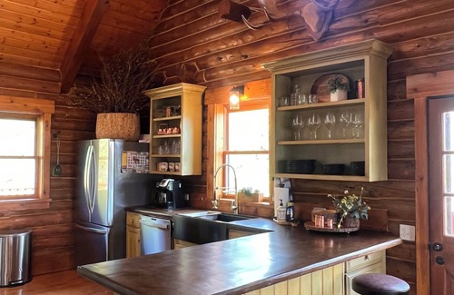 Island Park Cabina | Hermosa casa de registro completo con vistas al lago Henrys y 13 millas al oeste de Yellowstone