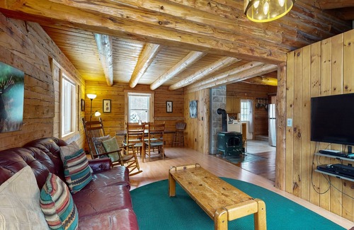 Twin Mountain Casa | Hermosa casa de troncos con patio, ideal para entusiastas de las actividades al aire libre, ¡los perros están bien!