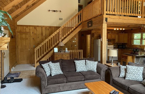 Berkeley Springs Casa | Beautiful Log Chalet/Cabin with Hot Tub