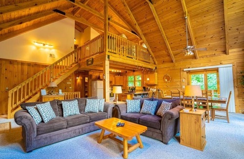 Berkeley Springs Casa | Beautiful Log Chalet/Cabin with Hot Tub