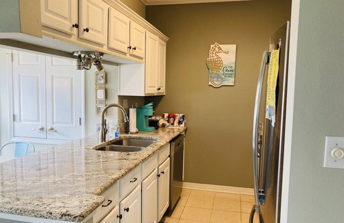 Long Beach Condominio | Beautiful Long Beach Condo with Ocean View!