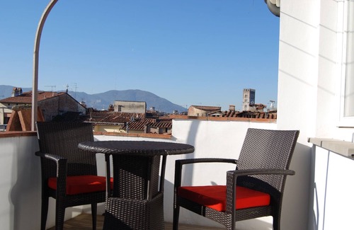 Lucca Historical Center Apartamento | Hermosa Lucchese Apartamento con impresionantes vistas