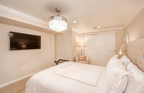 Aurora Casa | Beautiful…Luxe 3 Bed Guest Suite, Private Entrance, Full Kitchen, Patio and WIFI