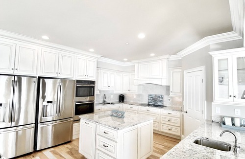 Ocean Isle Beach Casa | Uno de los preciosos gemelos personalizados de OIB: lujo frente al mar