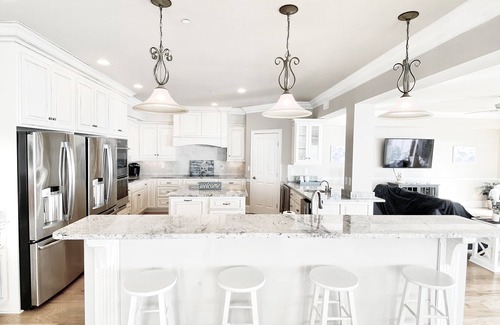 Ocean Isle Beach Casa | Uno de los preciosos gemelos personalizados de OIB: lujo frente al mar