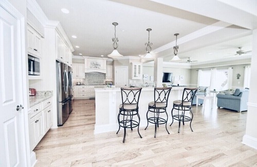 Ocean Isle Beach Casa | Uno de los preciosos gemelos personalizados de OIB: ¡lujo frente al mar! Pregunta por los eventos !!