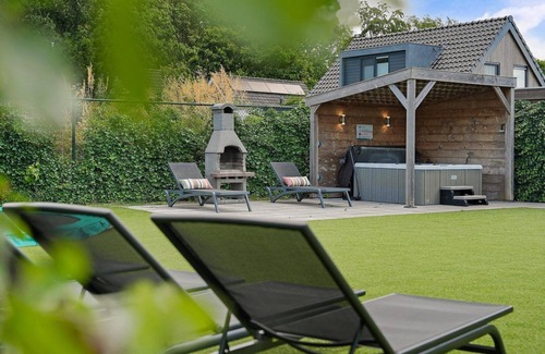 Ouddorp Casa | Beautiful luxury design vacation homes, only two minutes from the beach with jacuzzi, trampoline and porch (dogs allowed).