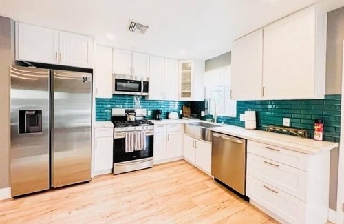 West Hills Casa | Beautiful Luxury Four bedroom Estates with the swimming pool and Barbeque /Prime