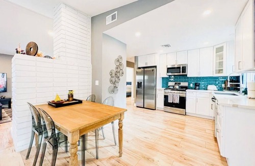 West Hills Casa | Beautiful Luxury Four bedroom Estates with the swimming pool and Barbeque /Prime