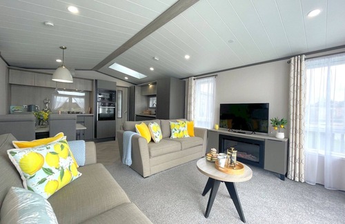 Lockerbie Casa | Beautiful Luxury Lakeside Lodge Hot Tub Views Pass the Keys