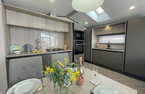 Lockerbie Casa | Beautiful Luxury Lakeside Lodge Hot Tub Views Pass the Keys