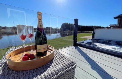 Lockerbie Casa | Beautiful Luxury Lakeside Lodge Hot Tub Views Pass the Keys