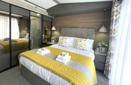 Lockerbie Casa | Beautiful Luxury Lakeside Lodge Hot Tub Views Pass the Keys