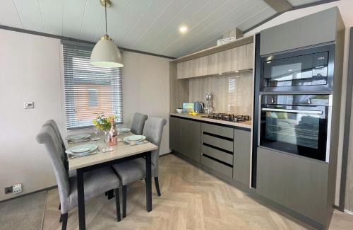 Lockerbie Casa | Beautiful Luxury Lakeside Lodge Hot Tub Views Pass the Keys