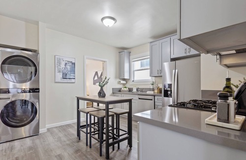Downtown Casa | Beautiful Modern Newly Renovated 3BD 2 BA SF Home