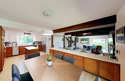 Austin Casa | Beautiful Mid-Century Modern Lakehouse