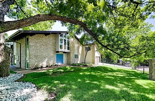 Austin Casa | Beautiful Mid-Century Modern Lakehouse