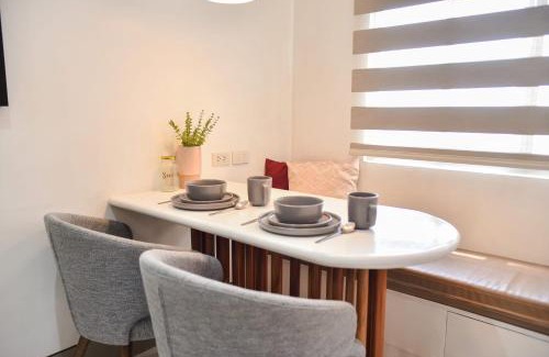 New Manila Apartamento | Beautiful Minimalist 2BR Condo in Aurora Gardens San Juan City near Greenhills