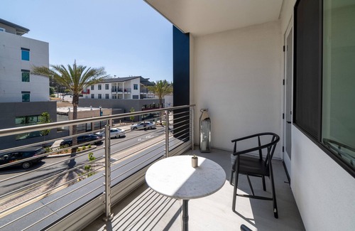 Vista Apartamento | Beautiful Modern 2-Bed in DT Vista!